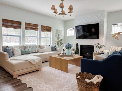 Designer 5BR Retreat, 4 Min Drive to Beach, Hot Tub, Family Friendly