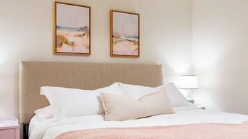 5 Schlafzimmer, Schreibtisch, Bügeleisen/Bügelbrett, Reisekinderbett