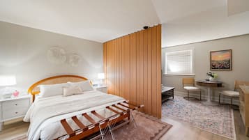 5 bedrooms, iron/ironing board, WiFi, bed sheets