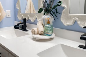 Bruser, hårtørrer, håndklæder, Sæbe