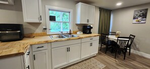Fridge, oven, stovetop, coffee/tea maker - 2 bedroom apartment in the beautiful Middlefield countryside! (Middlefield)