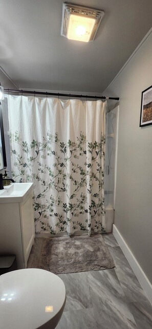 Towels, toilet paper - 2 bedroom apartment in the beautiful Middlefield countryside! (Middlefield)