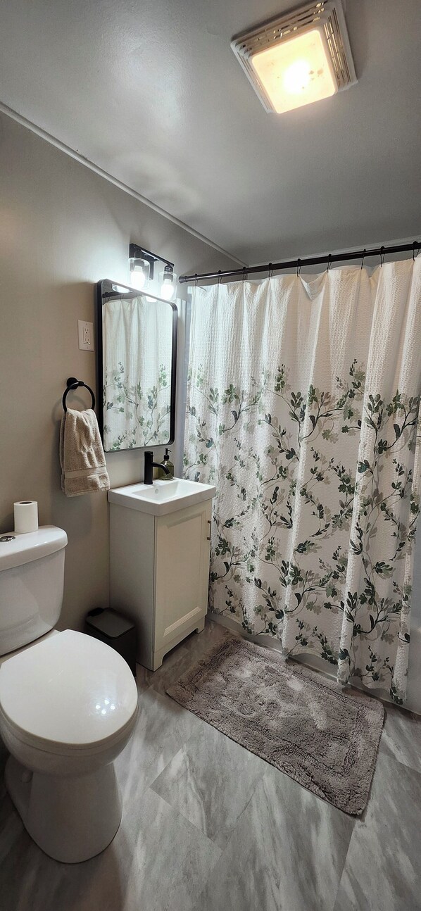 Towels, toilet paper - 2 bedroom apartment in the beautiful Middlefield countryside! (Middlefield)