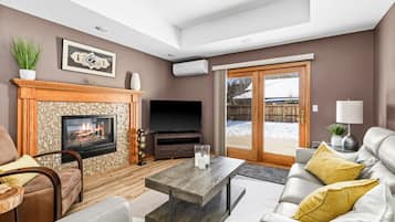 Smart TV, fireplace