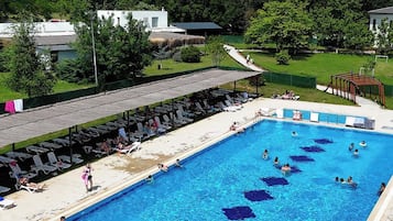 Alberca al aire libre por temporada y sombrillas en la alberca