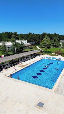 Seasonal outdoor pool, pool umbrellas, sun loungers. The Life Nest Hotel