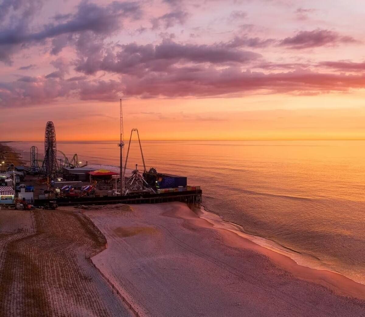 Beach nearby, sun loungers, beach towels