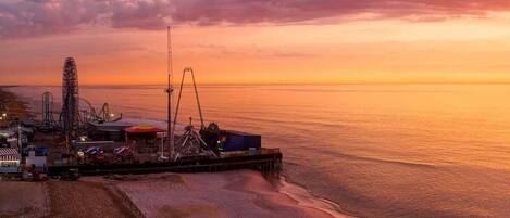 Beach nearby, sun loungers, beach towels