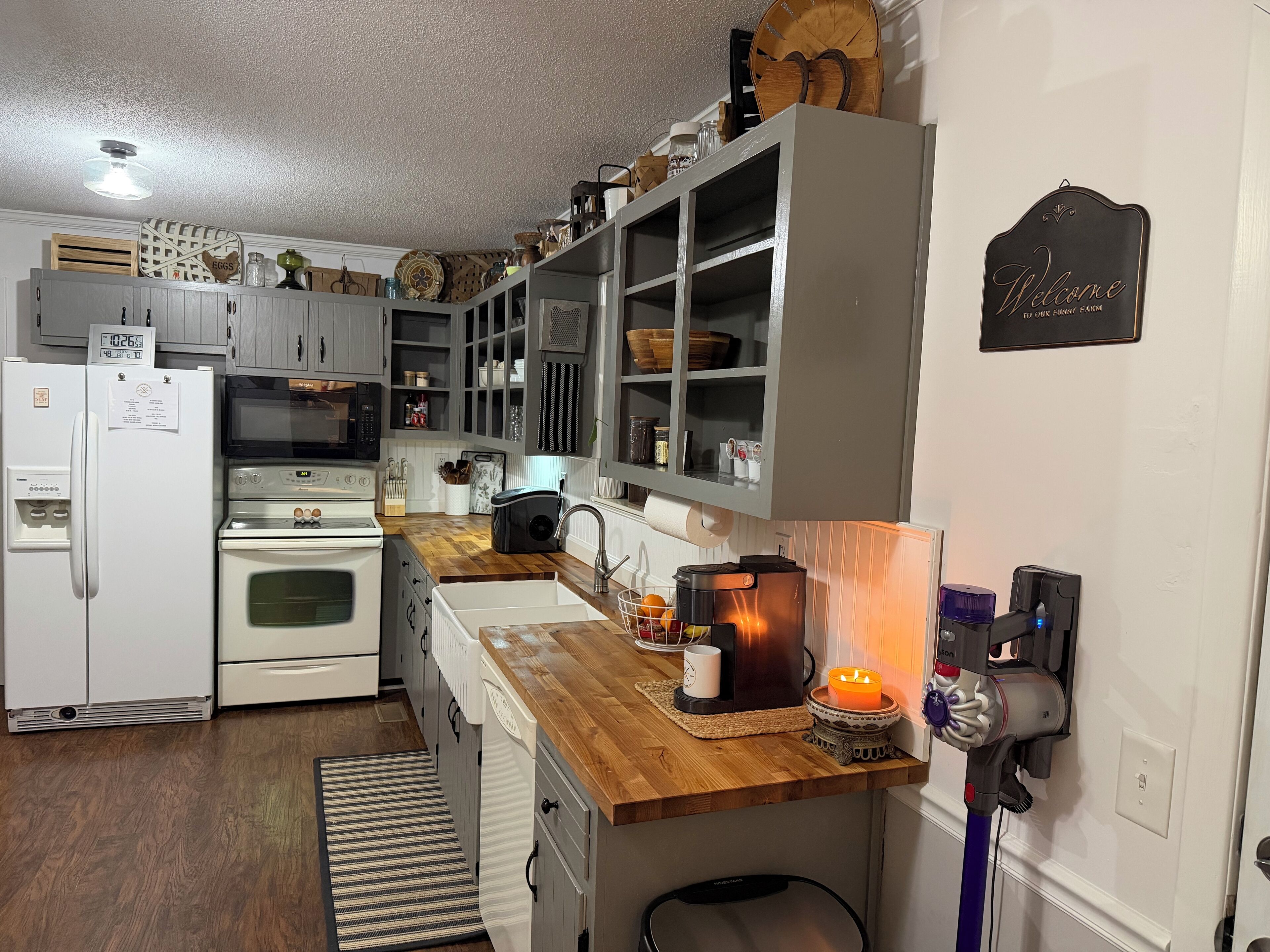 Microondas, horno, placa de cocina y lavavajillas