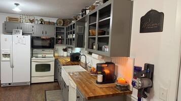 Microondas, horno, placa de cocina y lavavajillas