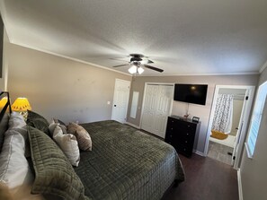 3 bedrooms, iron/ironing board, WiFi, bed sheets - Farm Stay Near Town - Animals, Fire Pit, & Privacy - close to wedding venues (Georgetown)