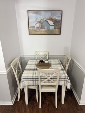 Dining - Farm Stay Near Town - Animals, Fire Pit, & Privacy - close to wedding venues (Georgetown)