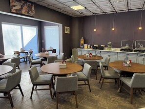 Free daily full breakfast  - Cambridge Hotel - Kansas City (Kansas City)