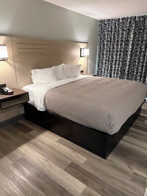 Studio Suite | Bộ đồ giường cao cấp, bàn, khu vực làm việc phù hợp cho laptop 