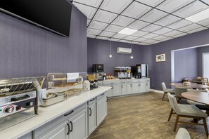 Free daily full breakfast - Red Lion Inn & Suites Kansas City (Kansas City)
