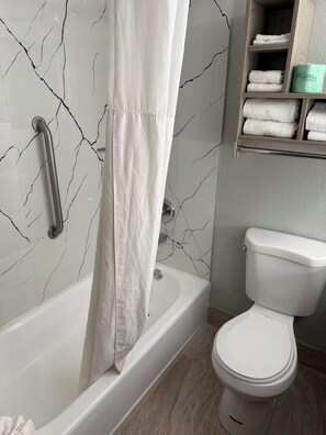 Combined shower/bathtub, hair dryer, towels, soap - Cambridge Hotel - Kansas City (Kansas City)