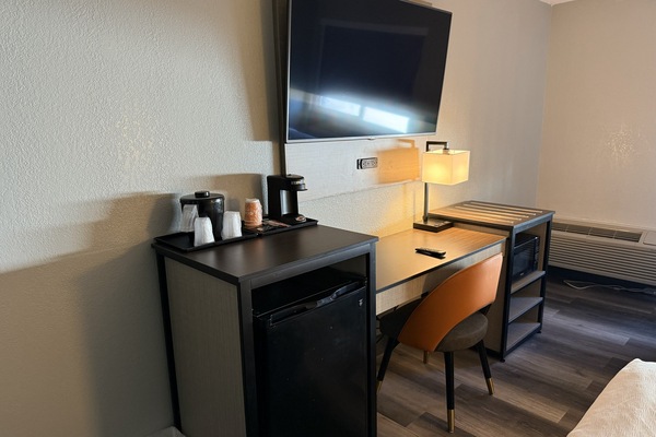 Biancheria da letto di alta qualità, una scrivania, postazione laptop