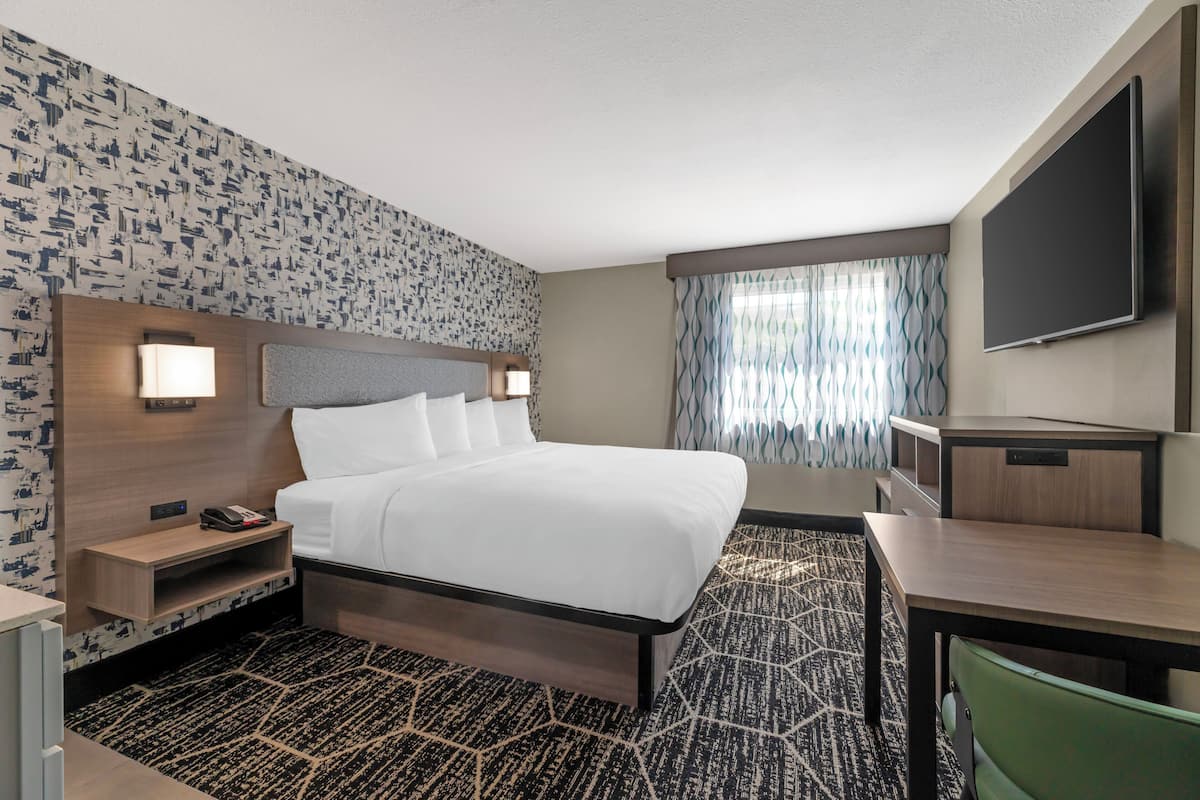 Room, 1 King Bed, Kitchenette | Premium bedding, desk, laptop workspace, blackout curtains