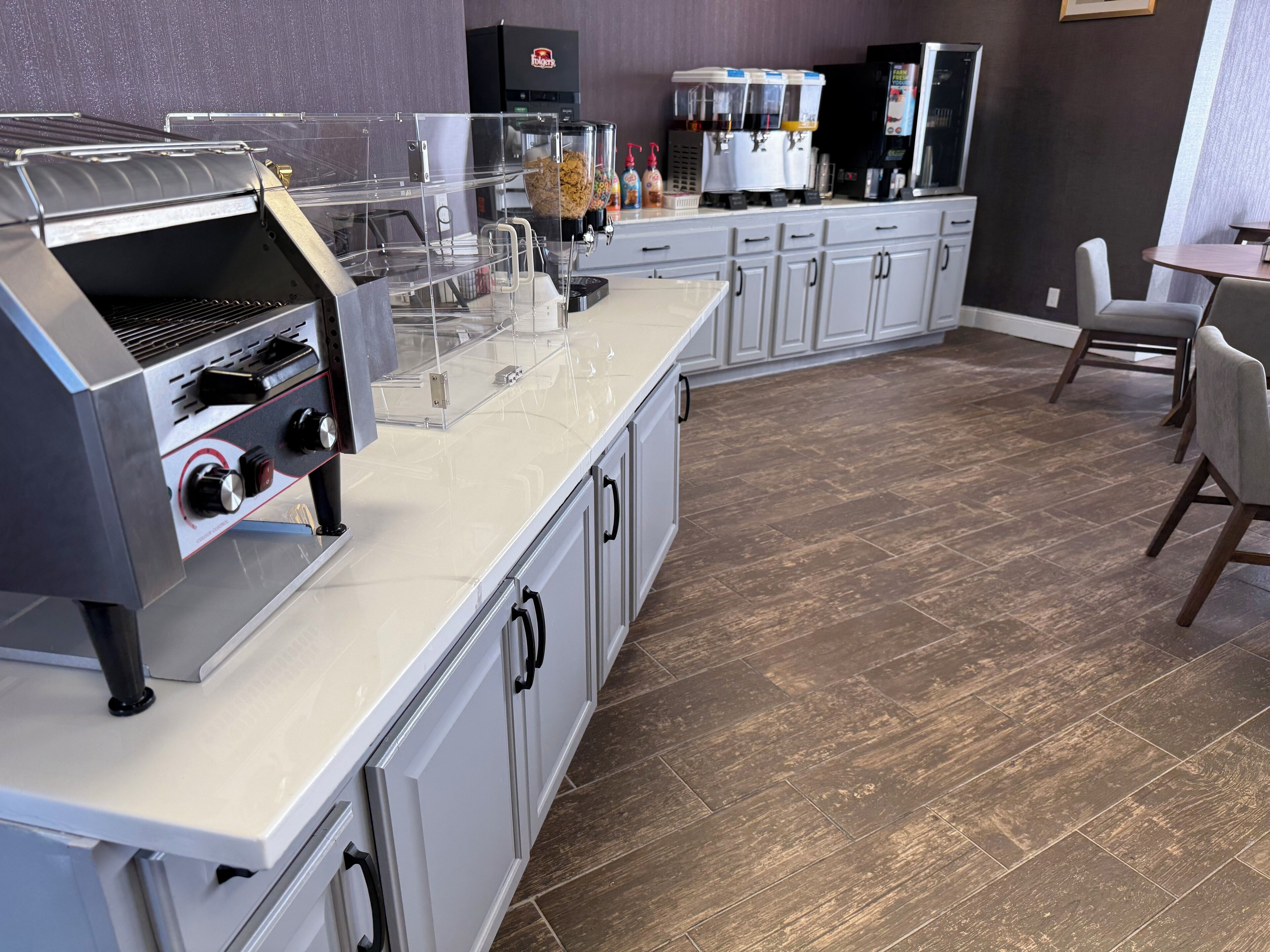 Un espace cuisine équipé d’un barbecue, de machines à café et d’un distributeur de boissons.