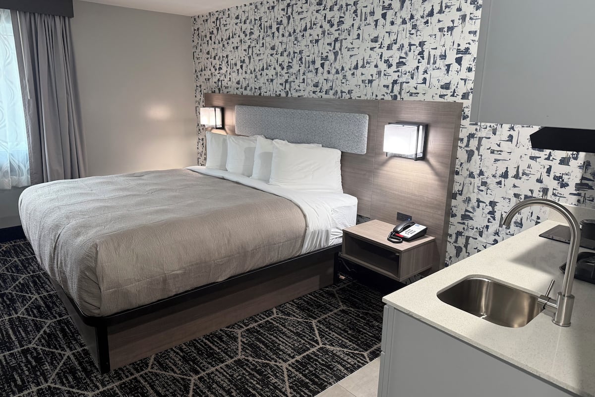 Room, 1 King Bed, Kitchenette | Premium bedding, desk, laptop workspace, blackout drapes