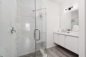 Shower, towels - The Modern Home Base at City Center (Brownsville)