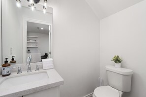Shower, towels - The Modern Home Base at City Center (Brownsville)
