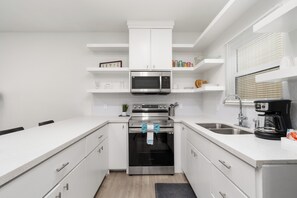 Frigorifero, microonde, forno, piano cottura