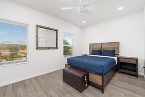 Desk, iron/ironing board, free WiFi, bed sheets - The Modern Home Base at City Center (Brownsville)