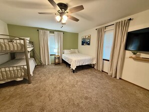 2 bedrooms, iron/ironing board, WiFi, bed sheets - Serenity in Town 2-bedroom, 4 beds house in charming Farmington (Farmington)