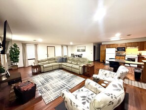 TV - Serenity in Town 2-bedroom, 4 beds house in charming Farmington (Farmington)