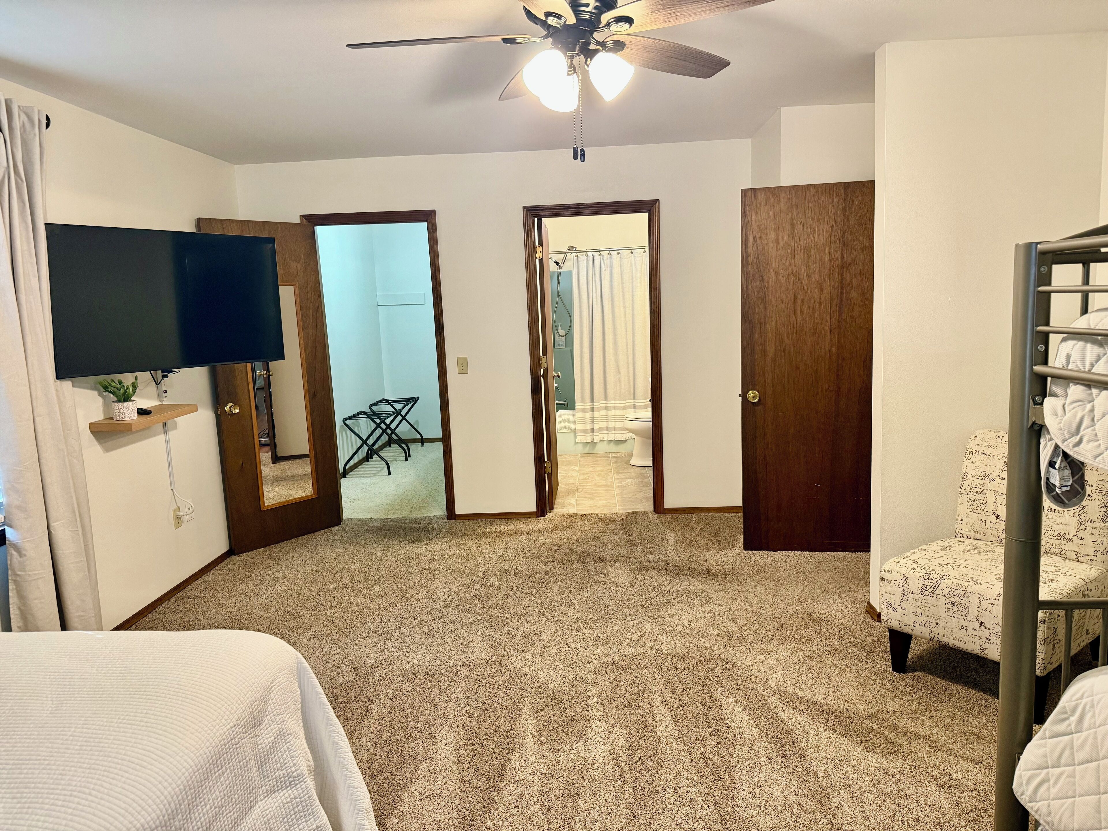 2 bedrooms, iron/ironing board, WiFi, bed sheets