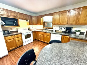 Microwave, oven, stovetop, dishwasher - Serenity in Town 2-bedroom, 4 beds house in charming Farmington (Farmington)