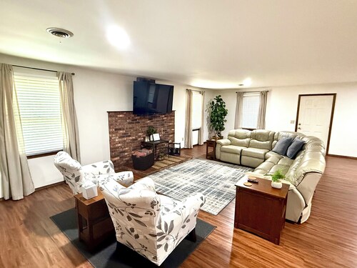 Serenity in Town 2-bedroom, 4 beds house in charming Farmington