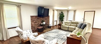 Serenity in Town 2-bedroom, 4 beds house in charming Farmington