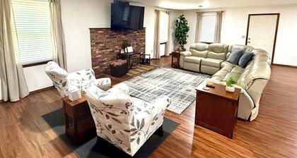 Serenity in Town 2-bedroom, 4 beds house in charming Farmington