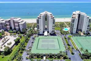 Sport court - Beachfront, south facing 2-bedroom/2-bath condo. Walk to the best restaurants. (Marco Island)