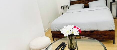 Strykejern/-brett, internettilgang og sengetøy