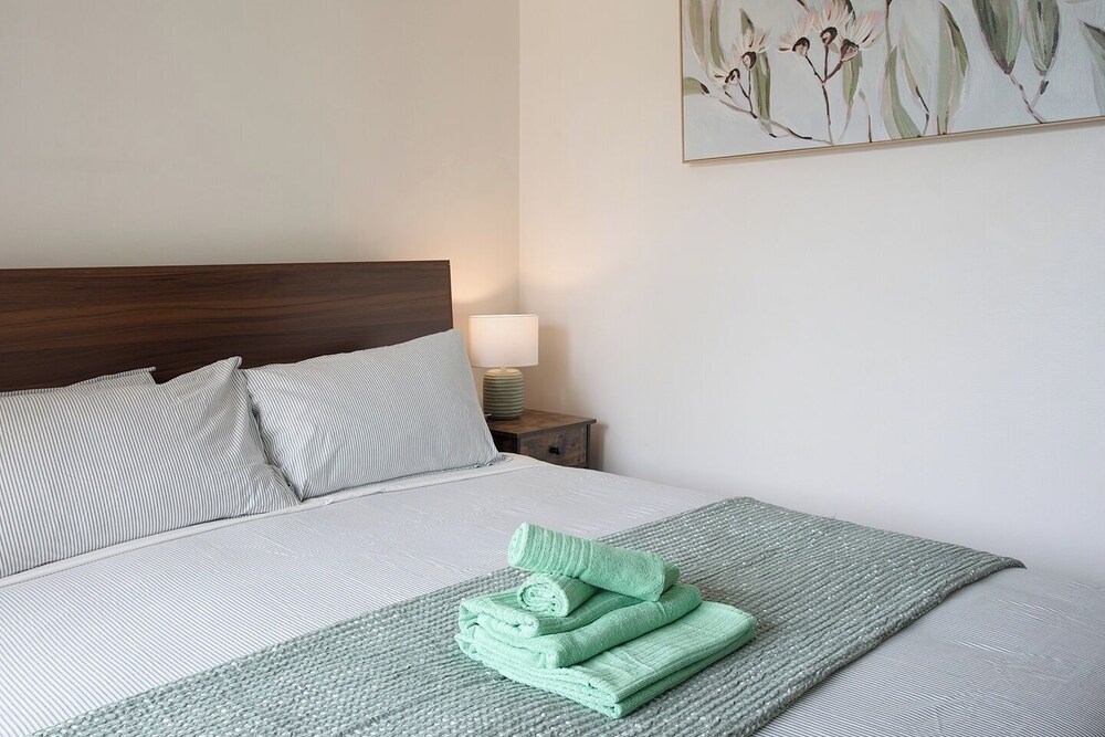 Urban Oasis 2BR with Huge Deck & Secure Parking - Aktuelle Bewertungen ...