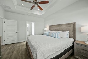 4 bedrooms, iron/ironing board, free WiFi, bed sheets - Hot Tub, Fenced Yard, 1 min to Beach, Dining, and Pool (Port St. Joe)
