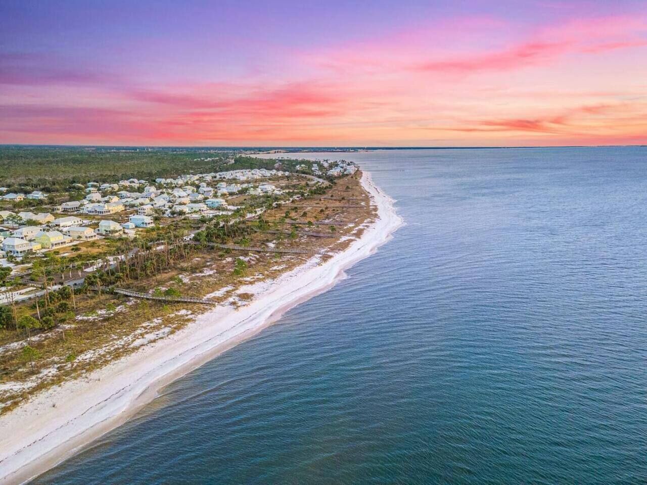 Nær stranden, solsenger og strandhåndklær