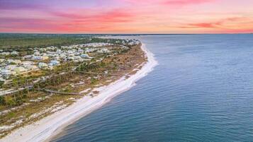 Nær stranden, solsenger og strandhåndklær