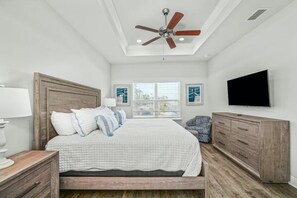 4 bedrooms, iron/ironing board, free WiFi, bed sheets - Hot Tub, Fenced Yard, 1 min to Beach, Dining, and Pool (Port St. Joe)