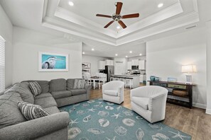 Smart TV, foosball, books - Hot Tub, Fenced Yard, 1 min to Beach, Dining, and Pool (Port St. Joe)