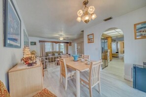 Dining - 3-bedroom house in pleasant Cape Coral with cool AC breeze (Cape Coral)