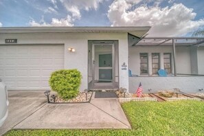 Exterior - 3-bedroom house in pleasant Cape Coral with cool AC breeze (Cape Coral)