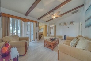Living area - 3-bedroom house in pleasant Cape Coral with cool AC breeze (Cape Coral)