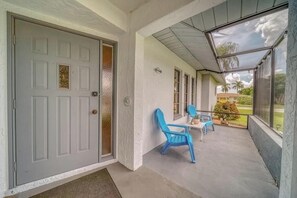 Terrace/patio - 3-bedroom house in pleasant Cape Coral with cool AC breeze (Cape Coral)