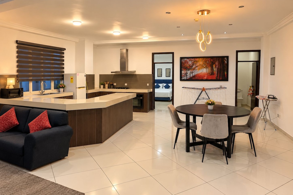 Un espacio moderno para vivir con cocina, comedor y un dormitorio.
