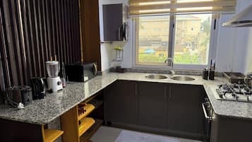 Deluxe Apartment, 1 Bedroom | Private kitchen