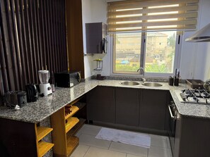Deluxe Apartment, 1 Bedroom | Private kitchen - Lizzy Complex East Legon (Accra)